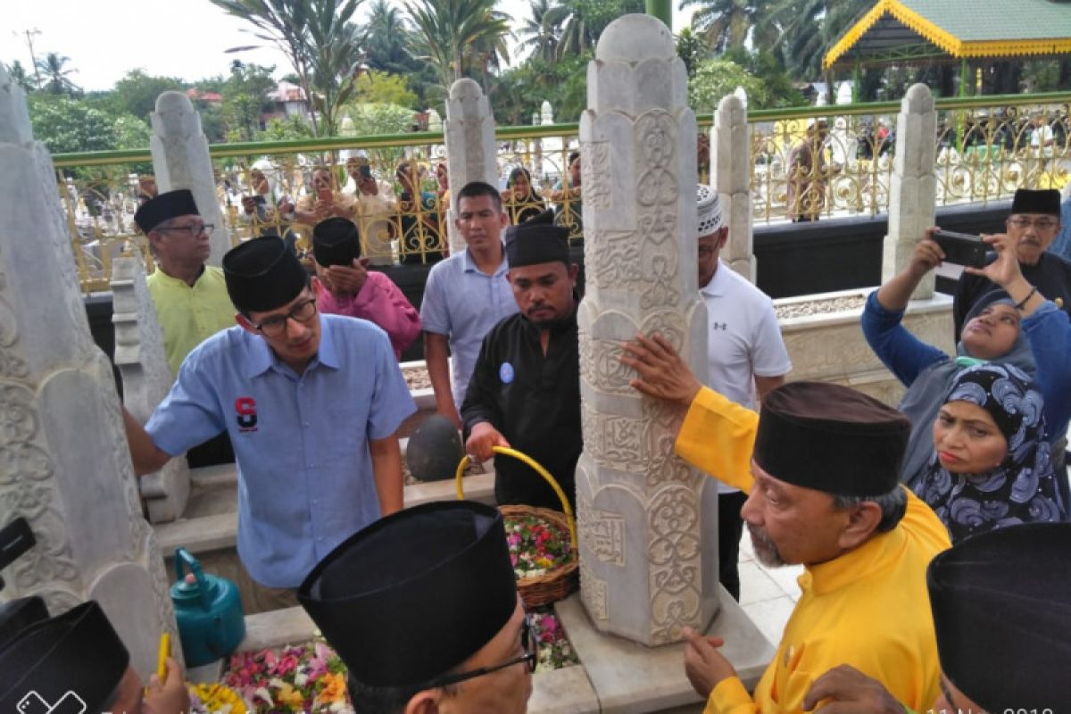 Sandiaga Salahuddin Uno Ziarah Ke Makam Sultan Langkat