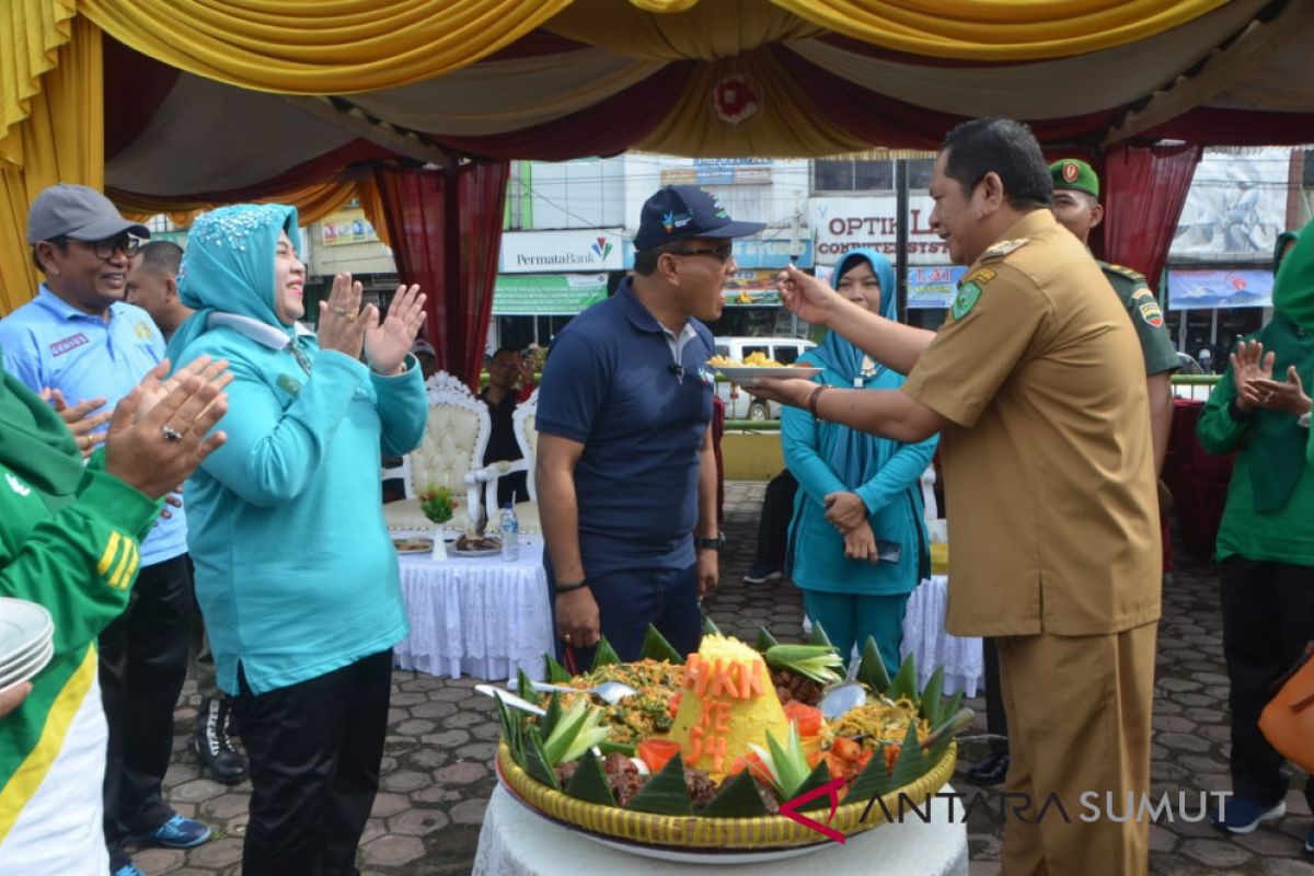 Senam bersama, meriahkan peringatan Hari Kesehatan Nasional