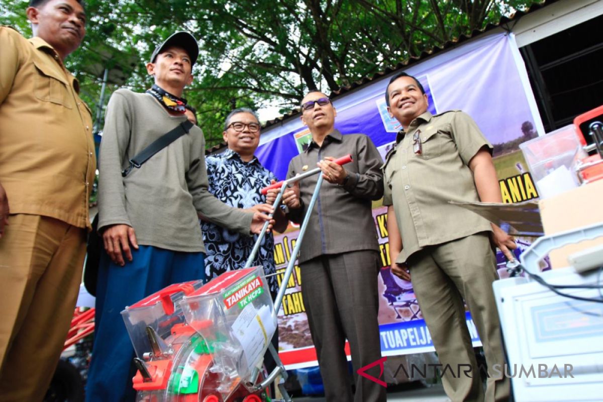 Dispangtan Mentawai serahkan bantuan alat pertanian kepada petani