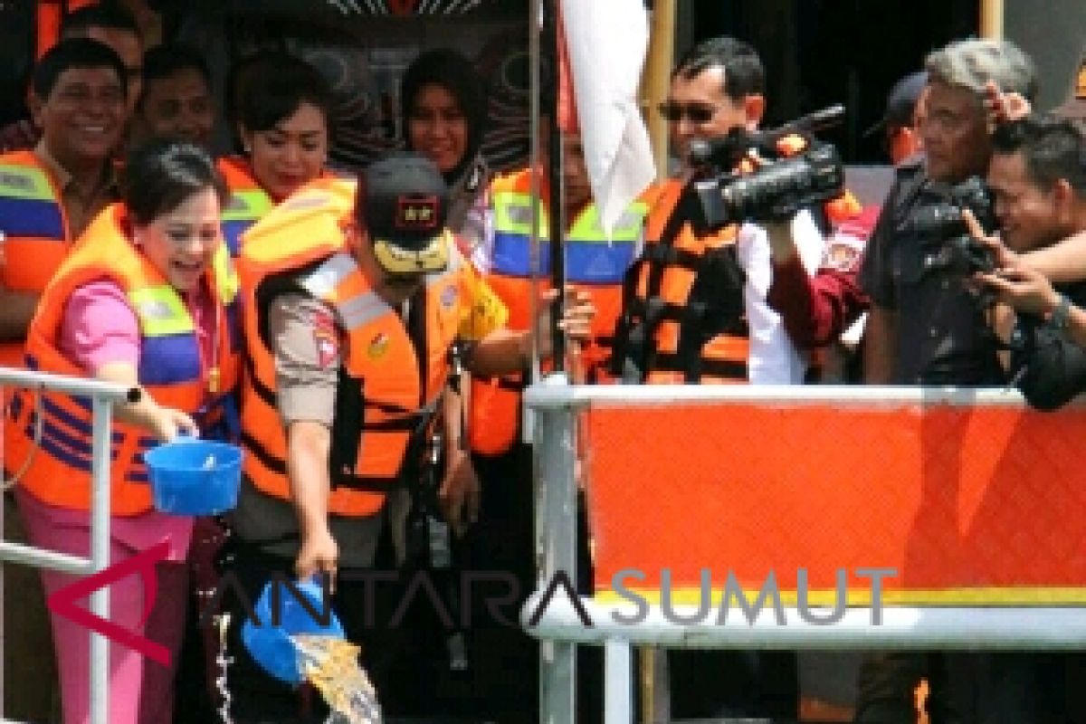 Wabup Samosir di lomba kapal motor