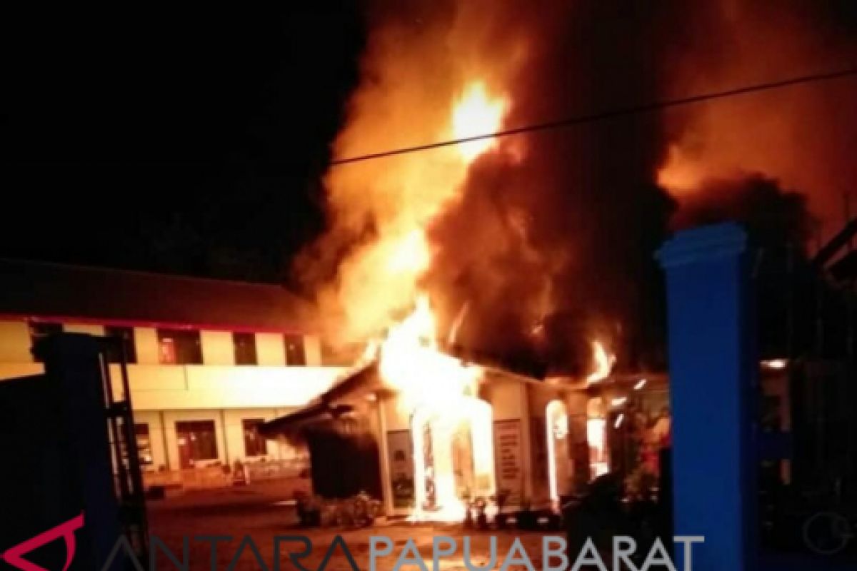 Gedung gereja Katolik Santo Laurensius Wondama terbakar