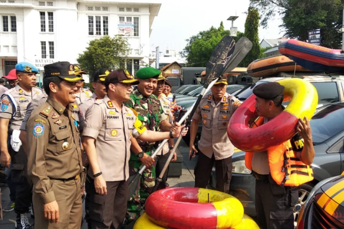 Polisi siagakan personel antisipasi banjir di Jakbar