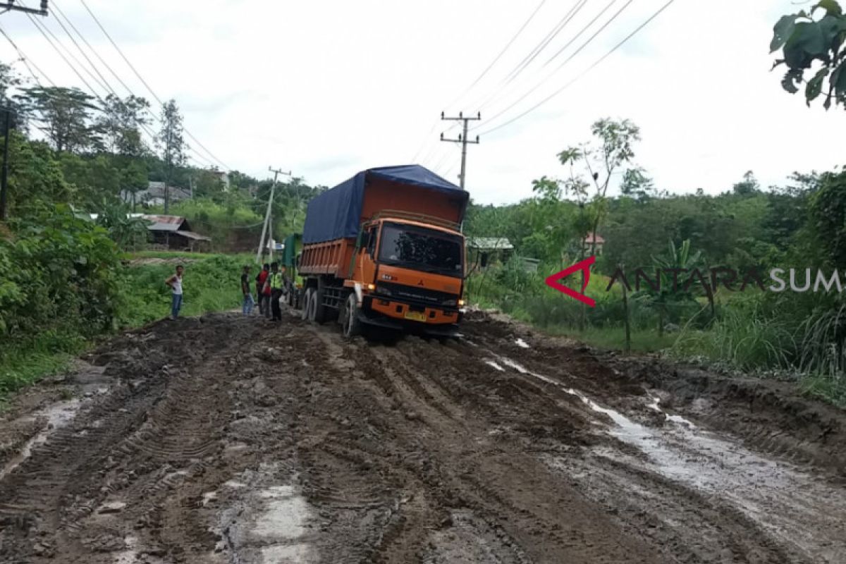 Jalan cor beton Baturaja rusak segera diperbaiki