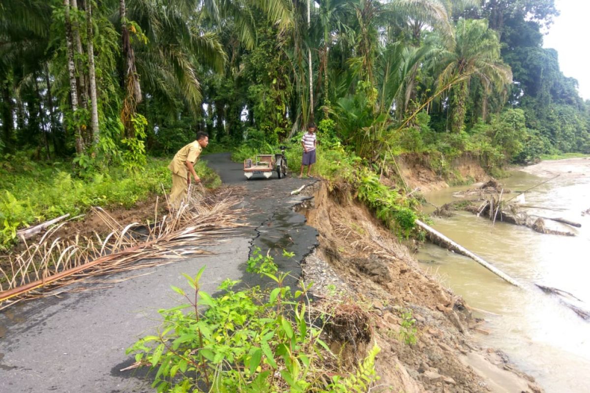 Jalan penghubung Jorong Cacang-Bukik Malintang Agam amblas sepanjang 20 meter