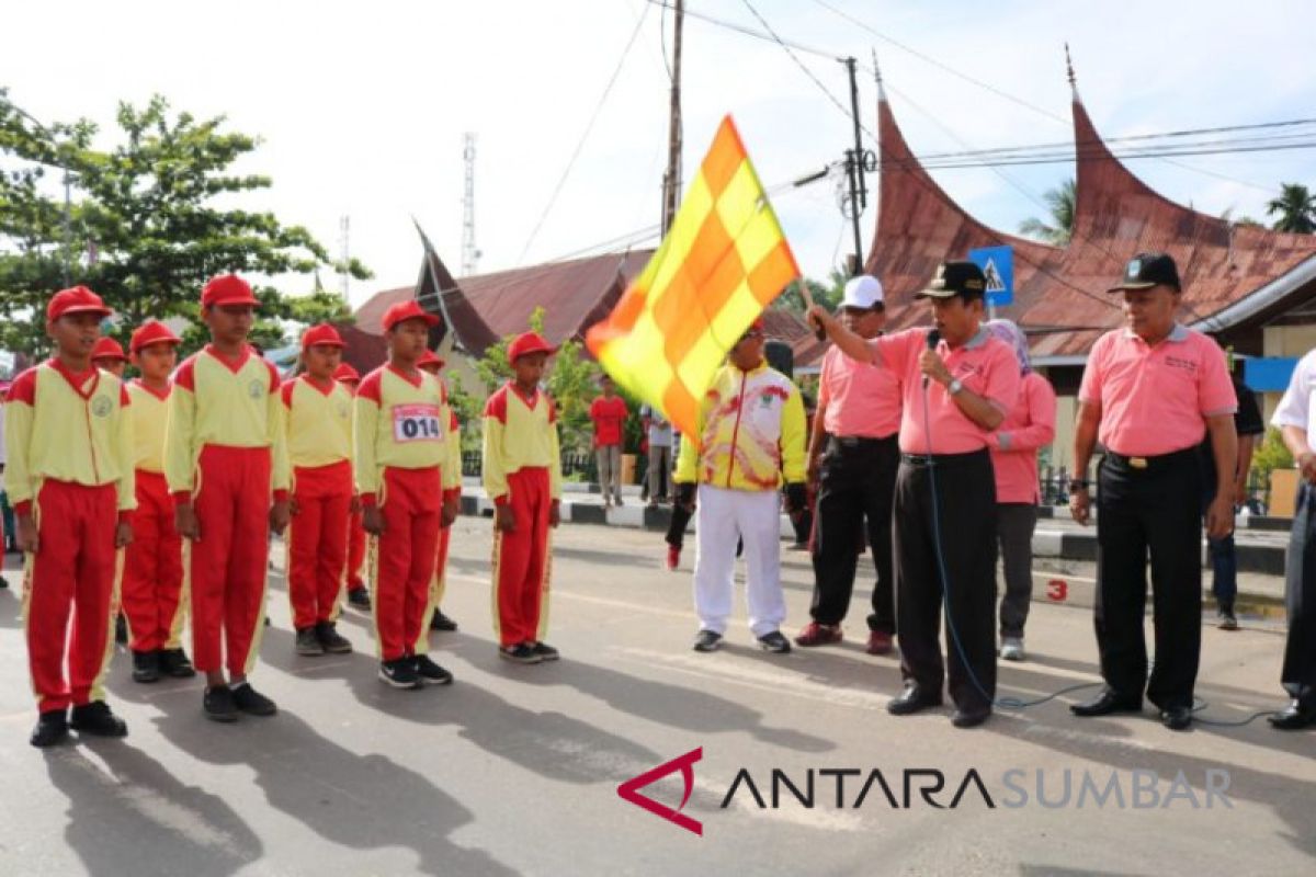 960 murid SD di Sijunjung ikuti lomba gerak jalan