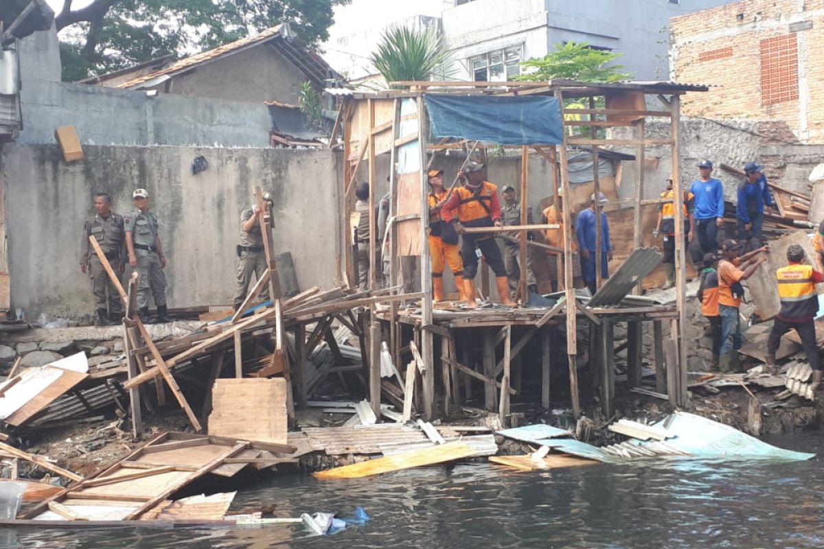 Bangunan liar Kali Item dibongkar agar tidak banjir