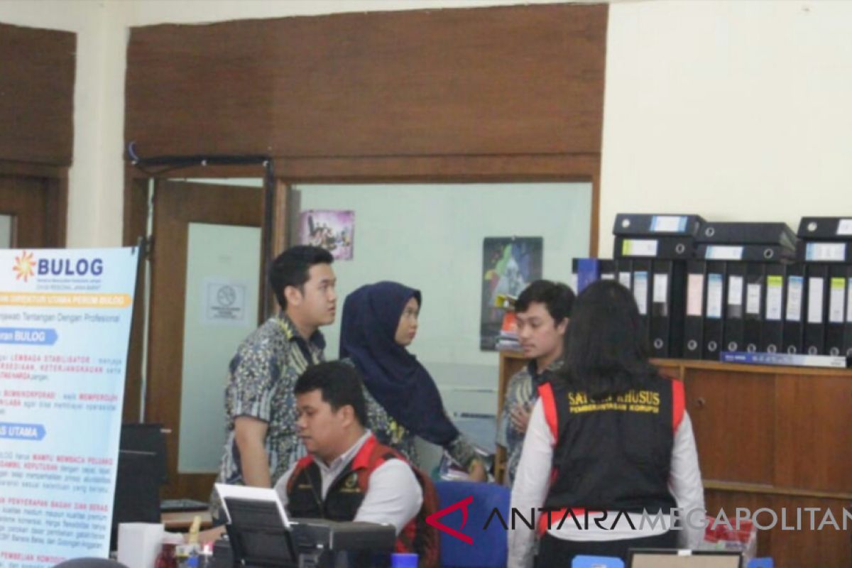 Tim penyidik Kejari Bekasi geledah kantor Bulog