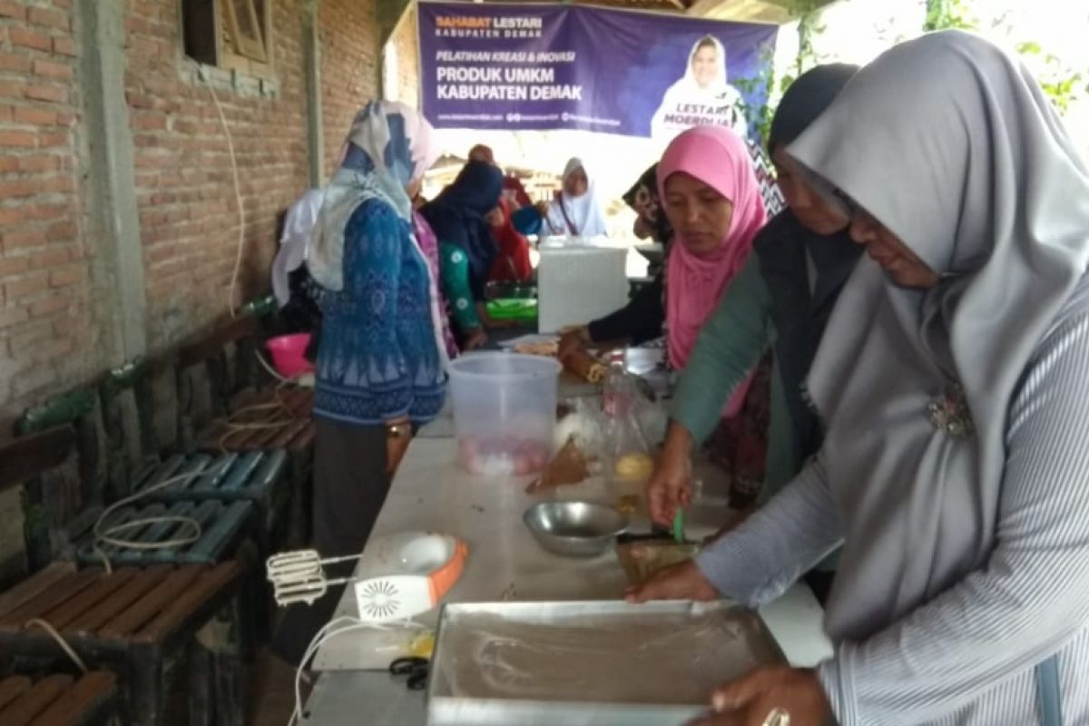 Ibu rumah tangga di Demak dilatih memproduksi makanan olahan