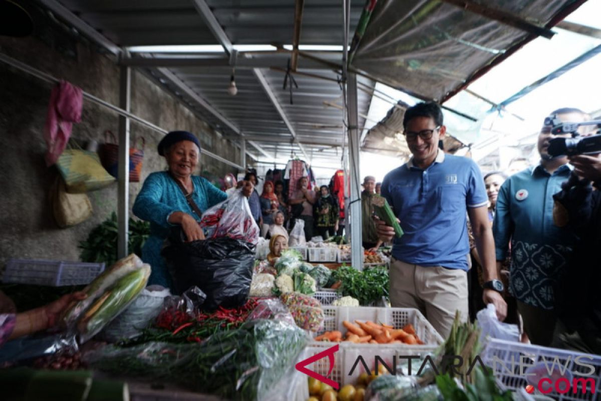 Sandiaga belanja sembako di Pasar Stan Tajem Maguwoharjo Yogyakarta