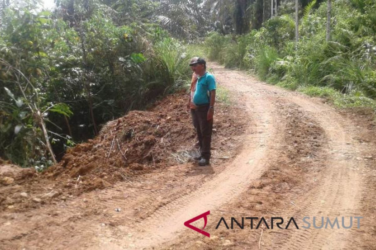 Jalan tertimbun longsor di Tapsel sudah bisa dilalui