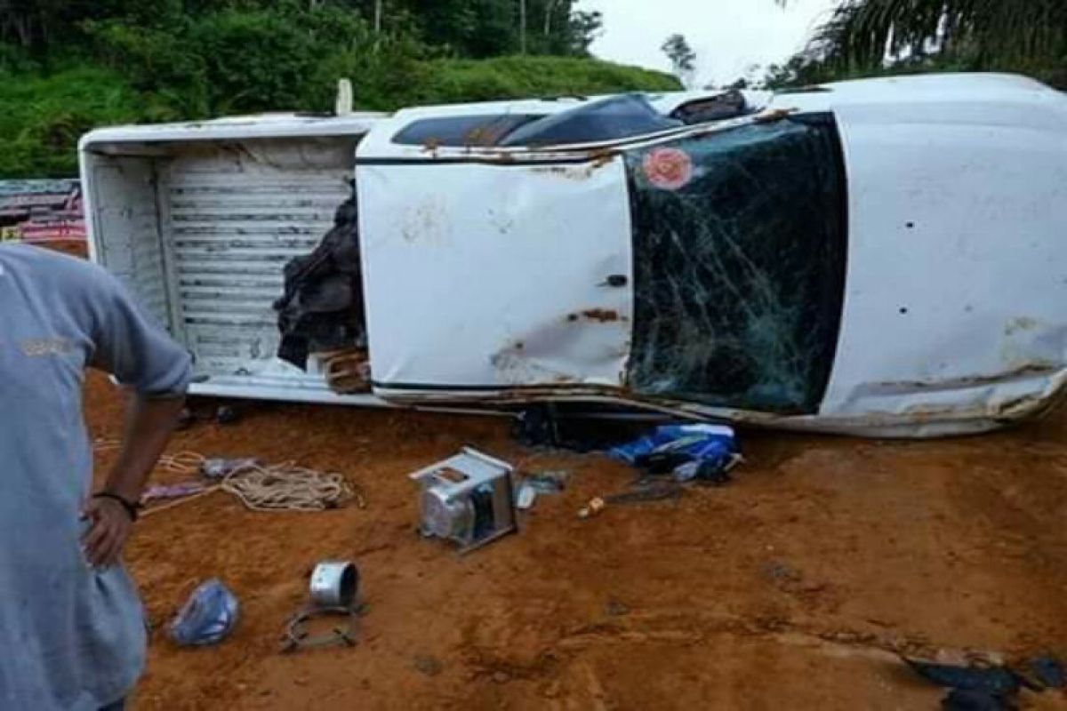 Mobil terbalik akibat jalan licin, begini kondisi Camat Hanau