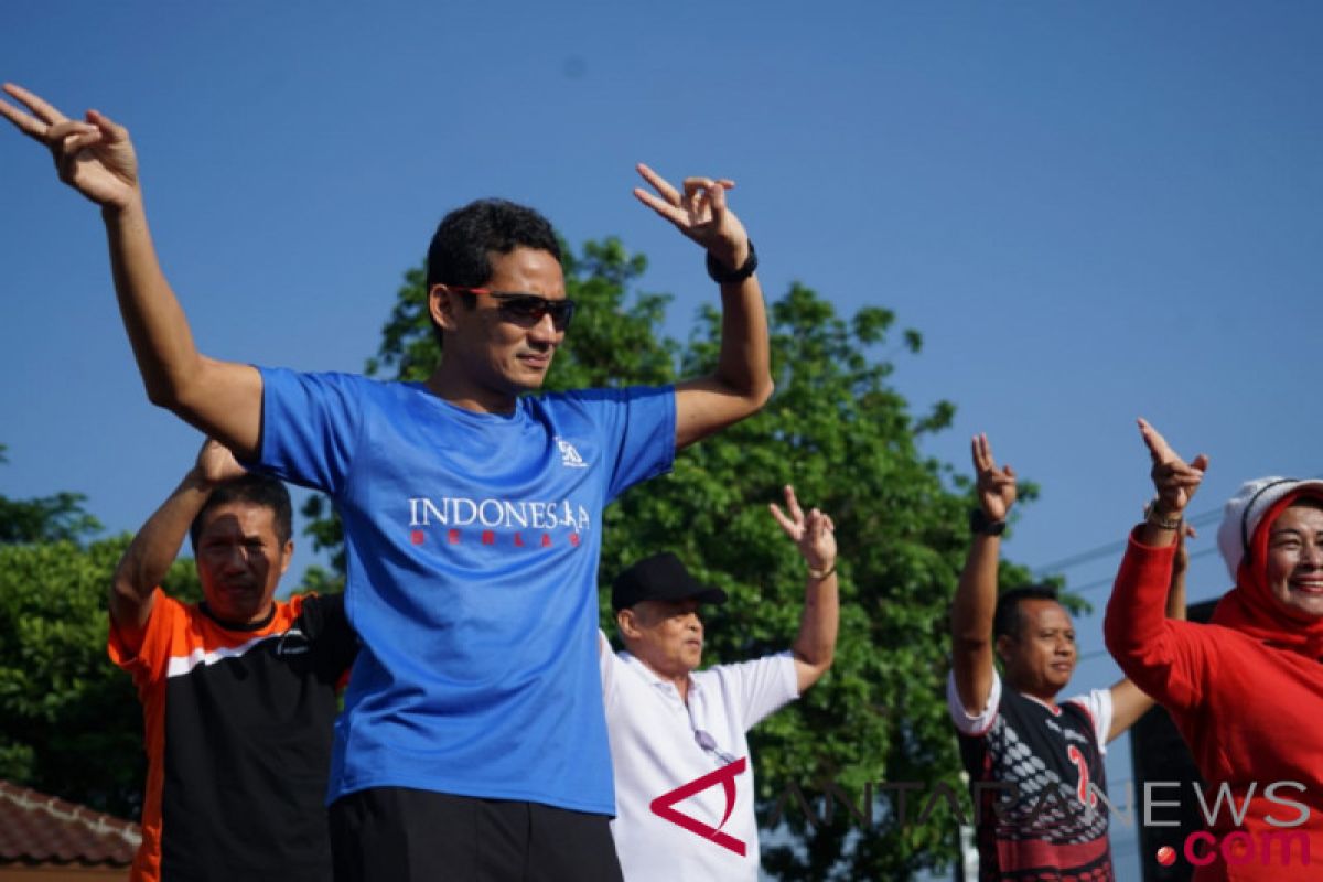 Sandiaga Senam Goyang Dua Jari Bareng Emak-Emak Wonosobo