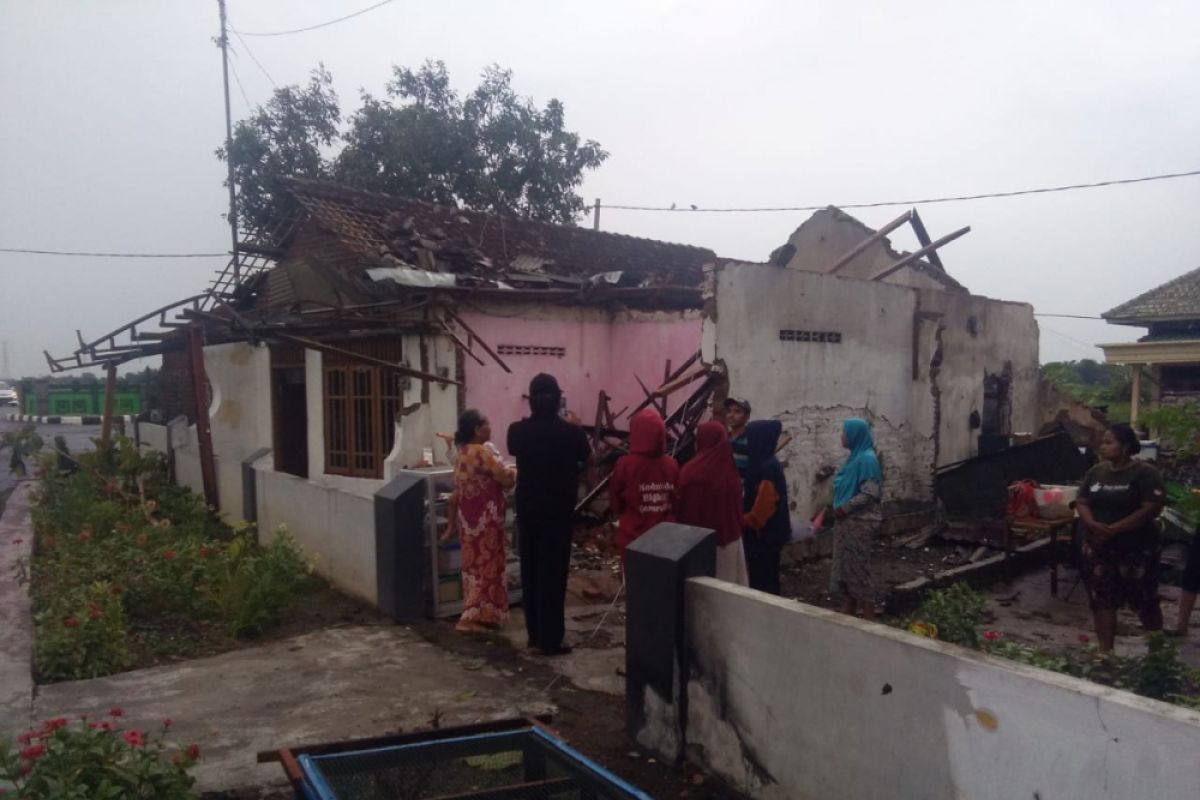 Sebelas Rumah di Sidoarjo Rusak Diterjang Angin Kencang