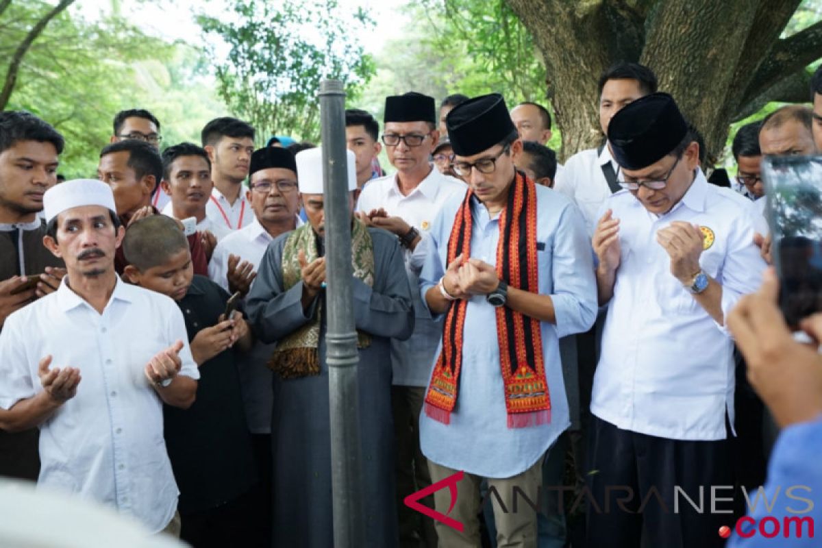 Sandiaga ziarah ke kuburan massal korban tsunami