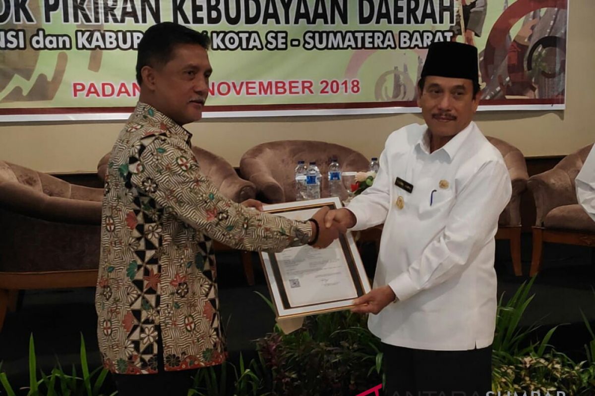 Kemenkumham Sumbar serahkan paten hak cipta mars Sijunjung