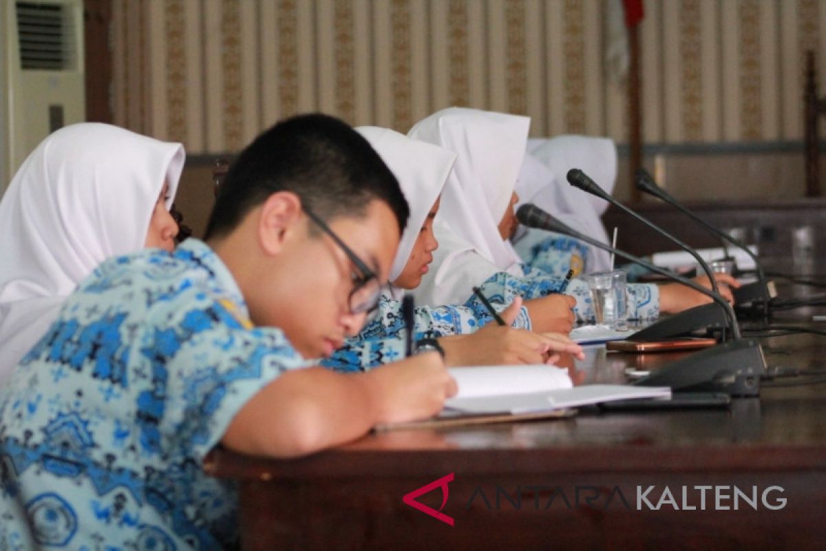 Penasaran proses pembuatan peraturan daerah, puluhan pelajar datangi DPRD Kotim