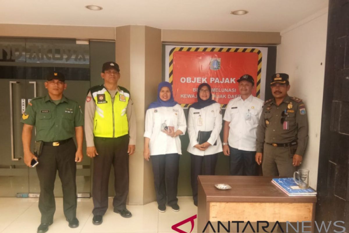 Lima objek Jakbar dipasangi stiker tunggak pajak