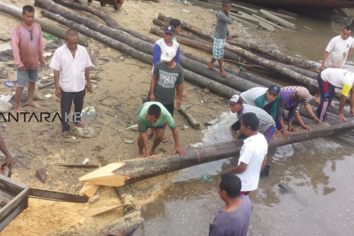 Jembatan sepanjang 200 meter roboh dihantam badai