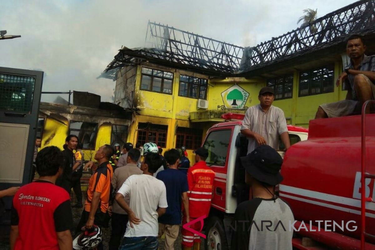 Tim Labfor selidiki penyebab terbakarnya kantor Golkar Palangka Raya