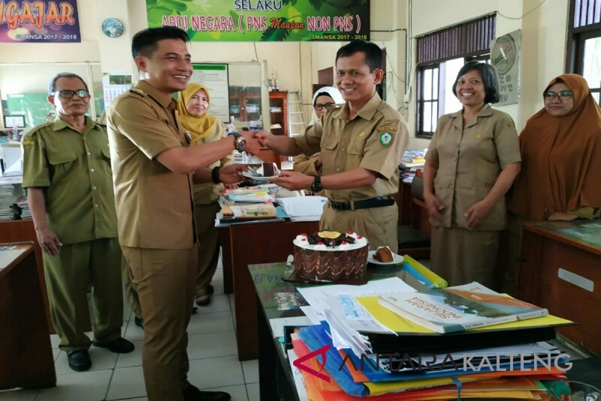 Peringati Hari Guru, Supian Hadi mendadak bawa kue ke sekolah