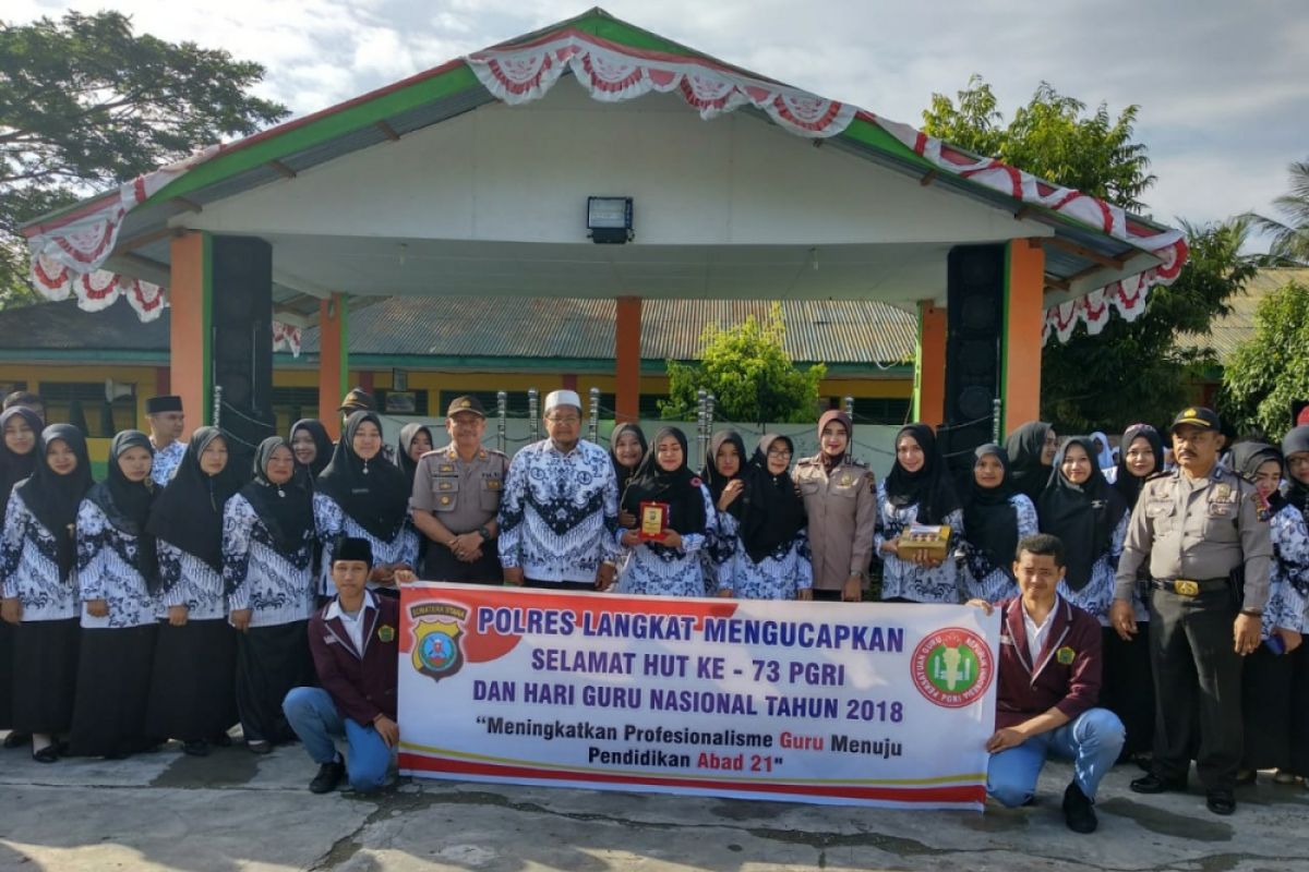 Polres Langkat Bagikan Kue HUT Guru