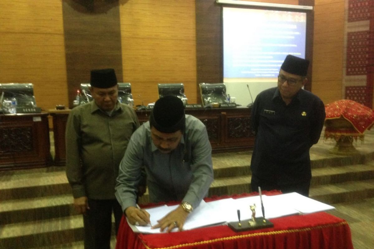 Pemprov bersama DPRD Sumbar sahkan lima perda