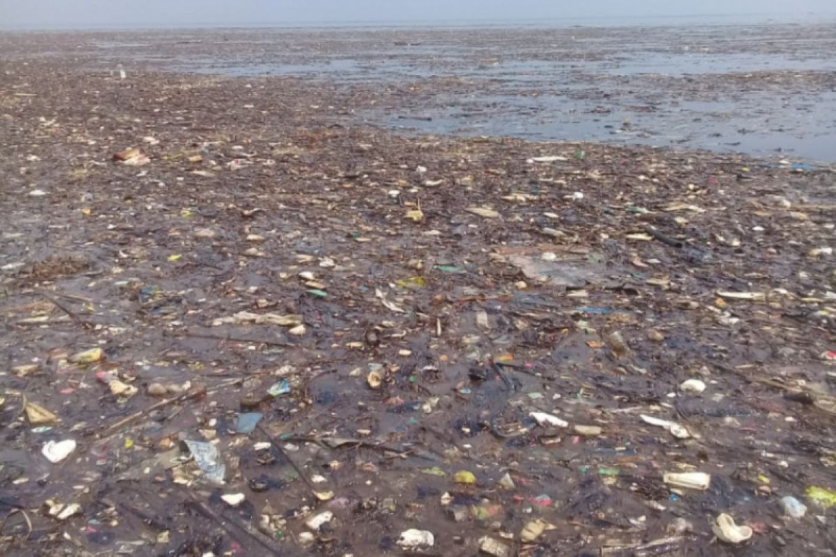 Pulau Pari tercemar sampah kiriman