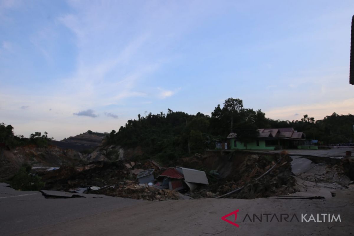 Jalan Poros di Wilayah Kukar Longsor