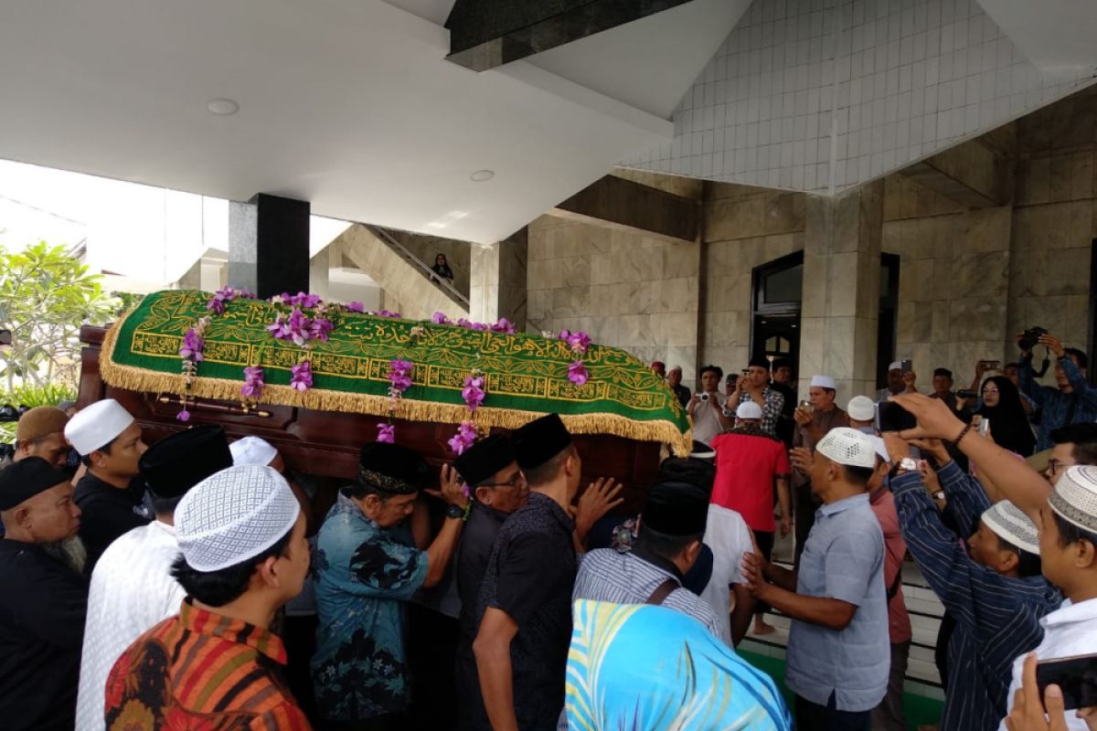 Jenazah ayahanda Zumi Zola tiba di Masjid Nurdin Hasanah