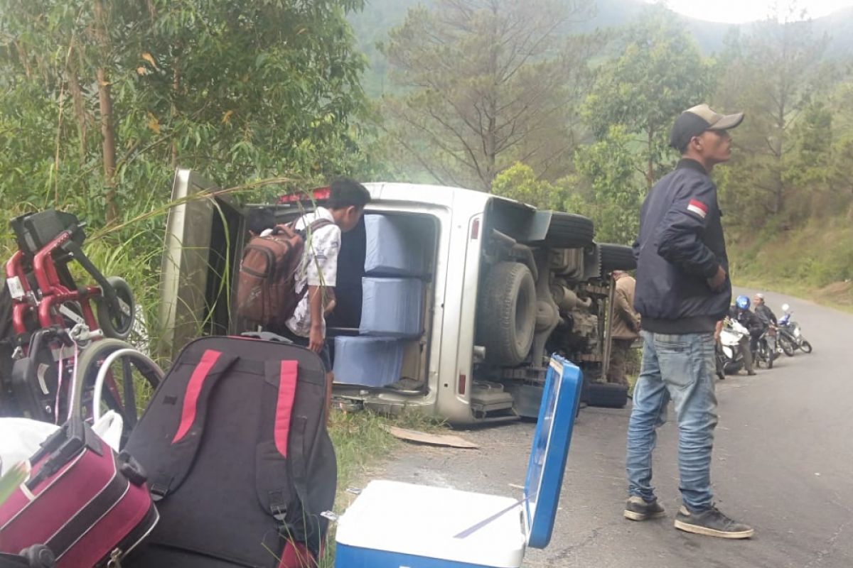 Mobil wisatawan asal Malaysia terbalik di Tongging