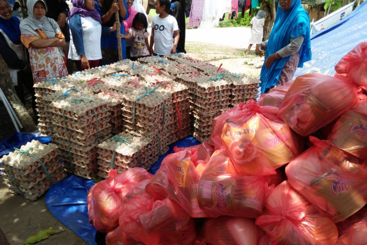 Distribusi logistik kepada pengungsi bencana dilakukan sekali untuk tiga hari