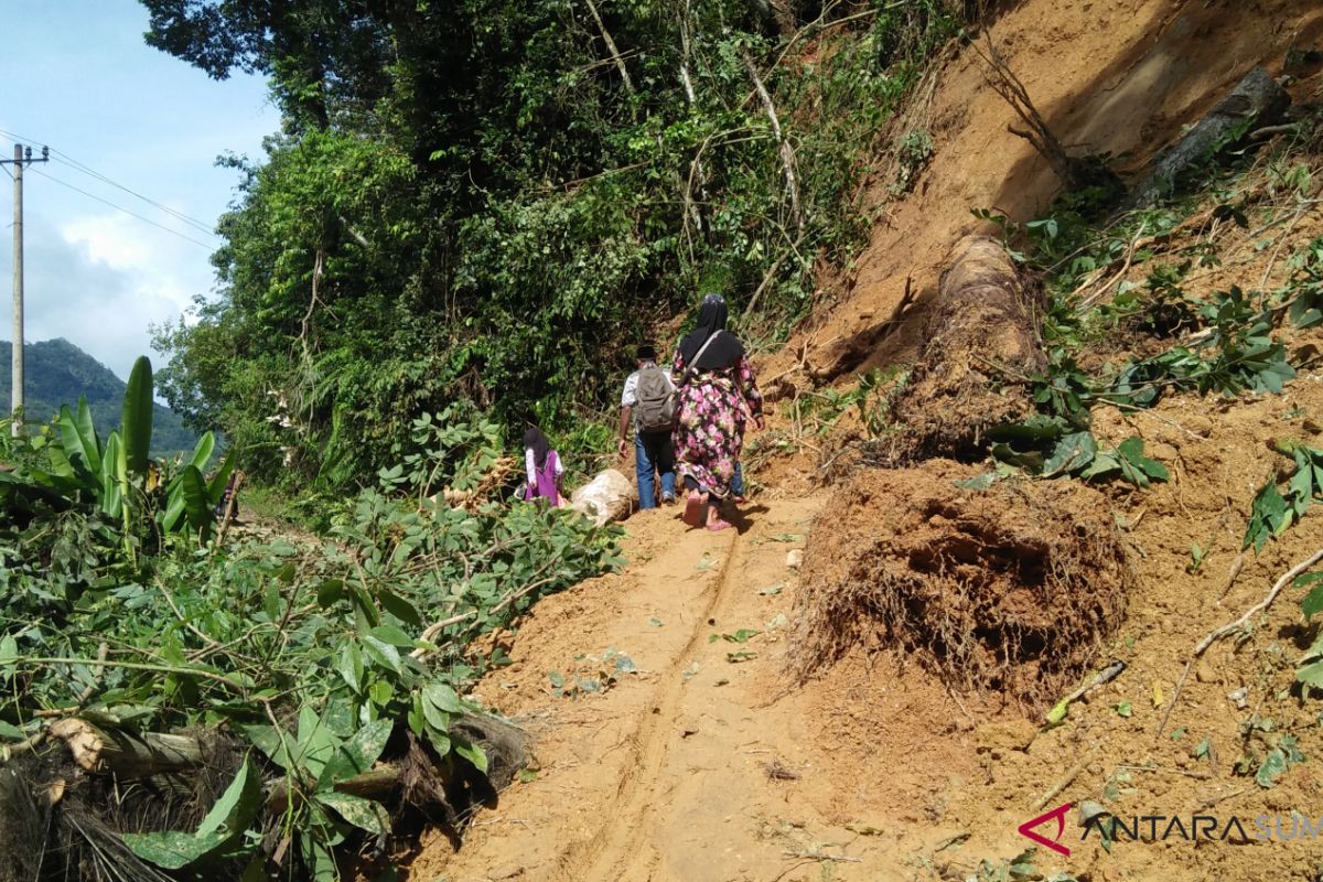 Jalan penghubung di Panyabungan Timur tertimbun longsor