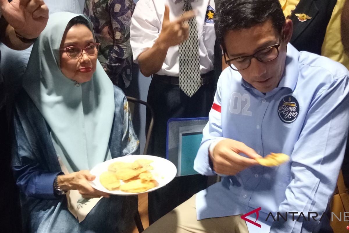 Ketika Sang Ibunda membawa pisang goreng untuk Sandiaga