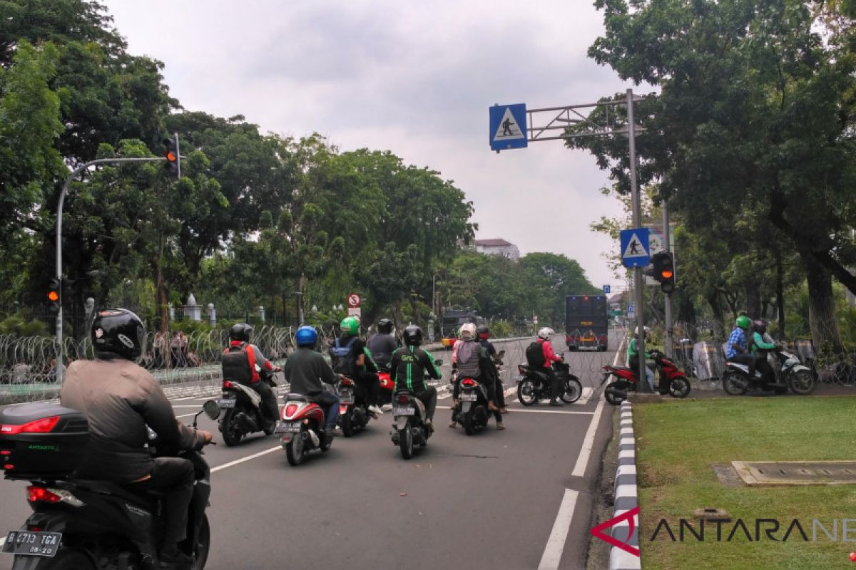 Ruas jalan dekat Istana Merdeka dipasangi barrier