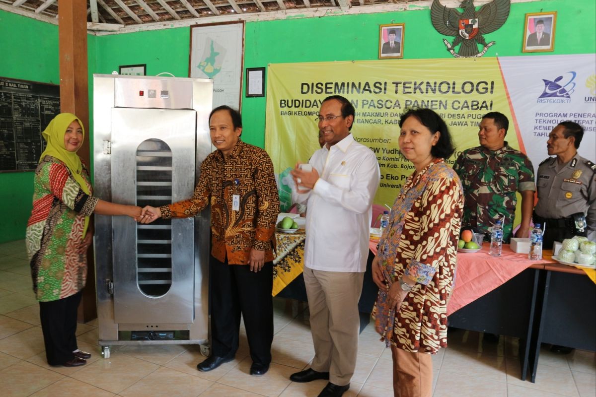 Unnes inisiasi petani olah cabai jadi tepung