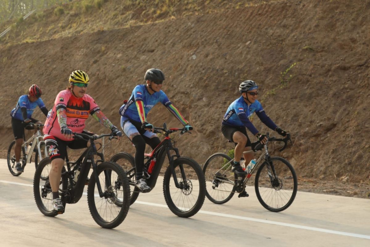 Ganjar pamerkan tol Semarang-Batang kepada peserta Tour de Borobudur 2018