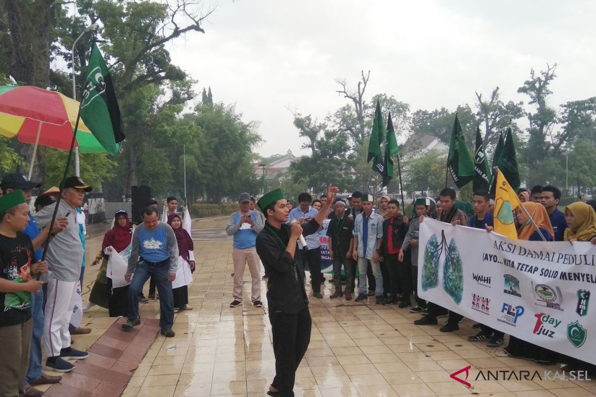 Aksi damai peduli Meratus dikampanyekan di car free day Dwi Warna