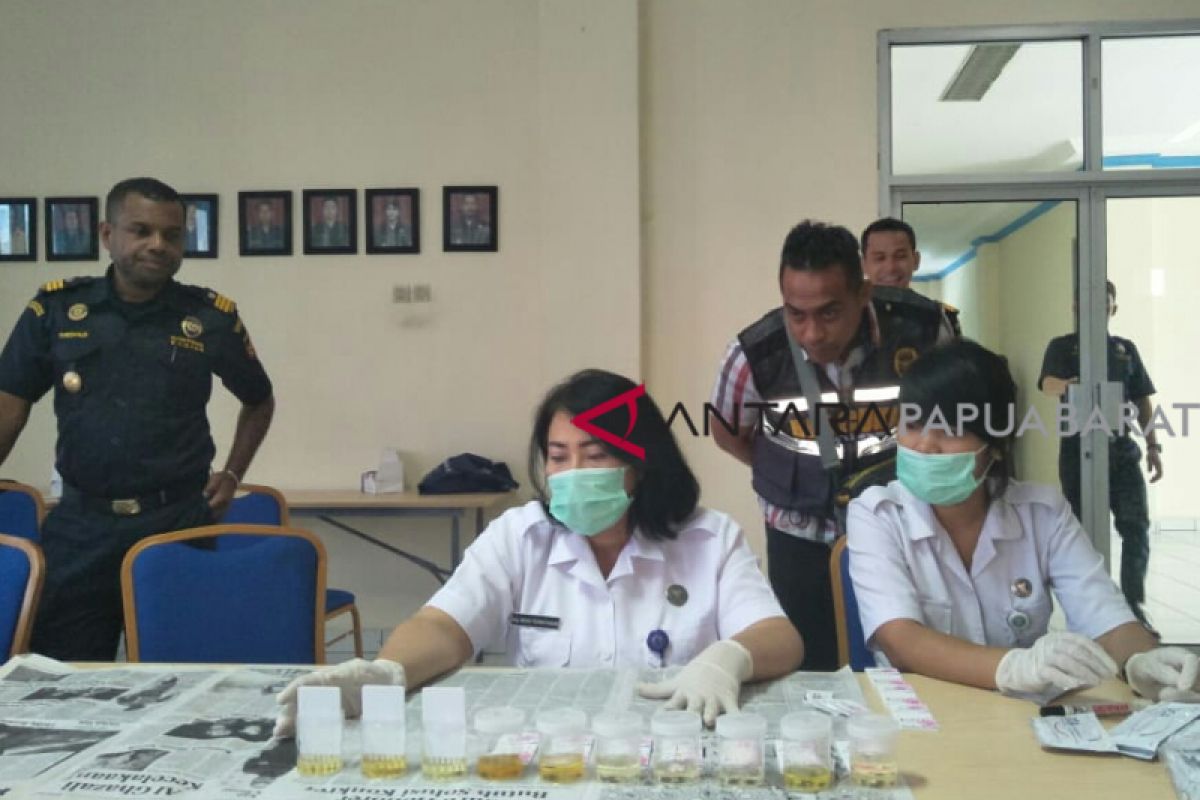 Puluhan petugas Bea Cukai Manokwari jalani tes urine