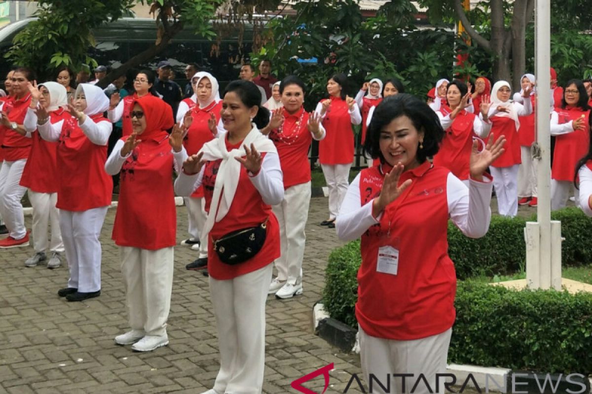 Ibu Negara Senam Bersama Warga di Kompleks Seroja, Bekasi