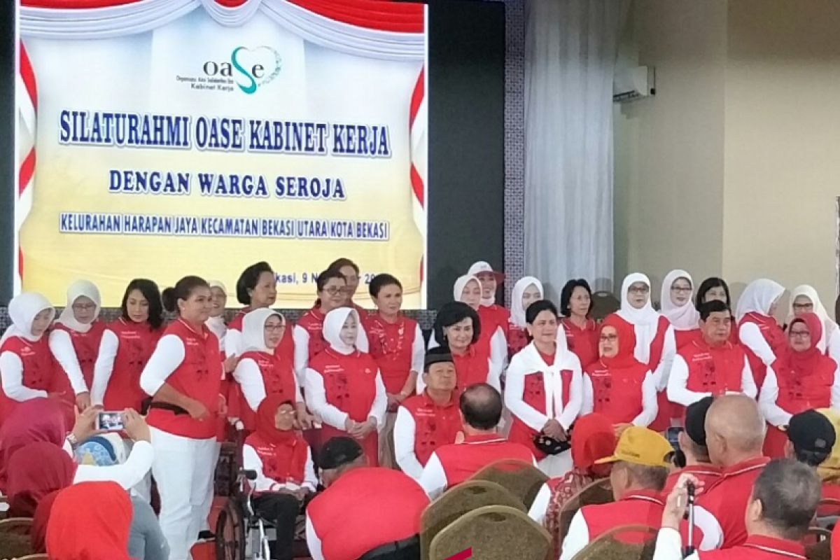 Ibu Negara bersilaturahim dengan warga Seroja Bekasi