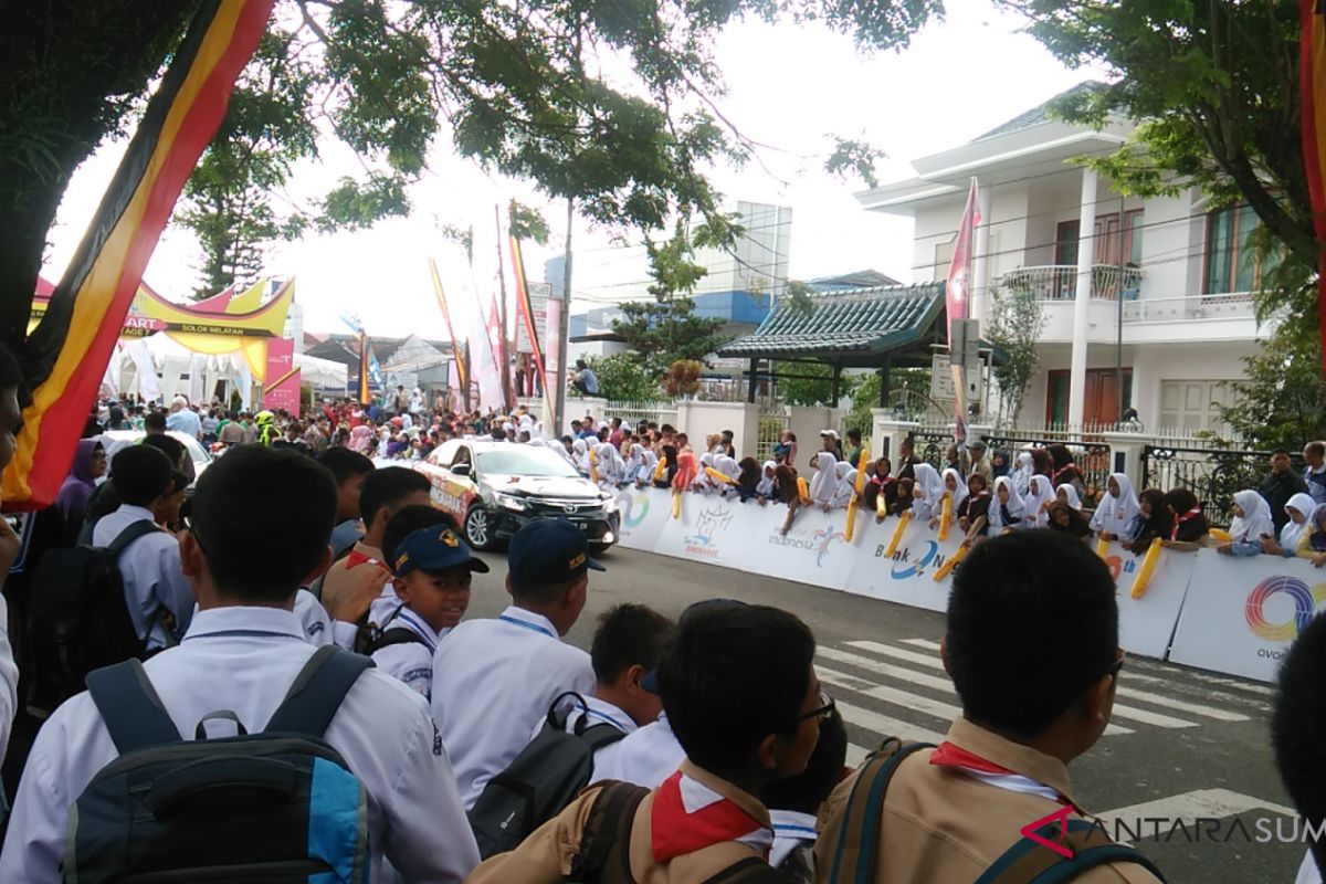 Siswa Padang Panjang ramaikan start etape tujuh Tour de Singkarak