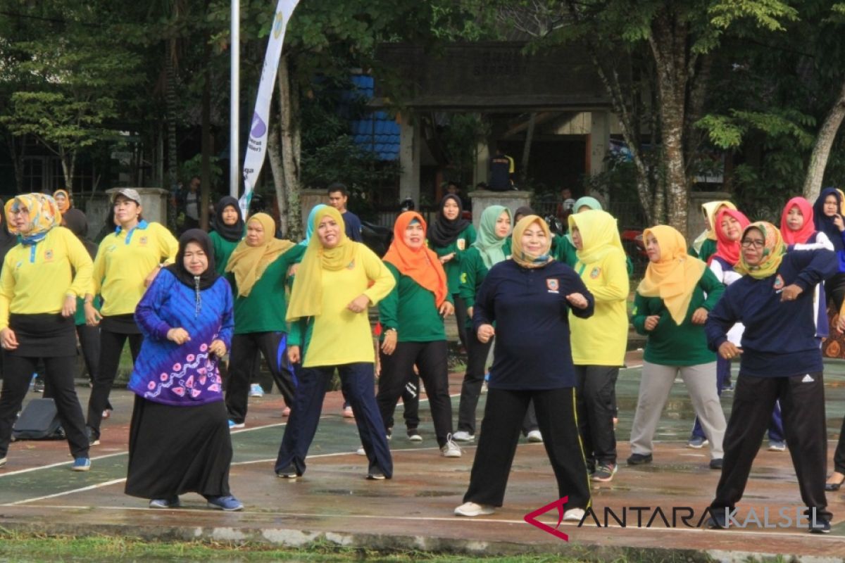 Kunjungi HST, istri Gubernur ikut joget dan cicipi Rujak Banua