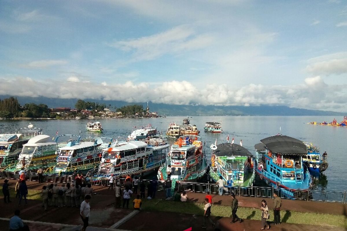 Kapal motor Danau Toba 