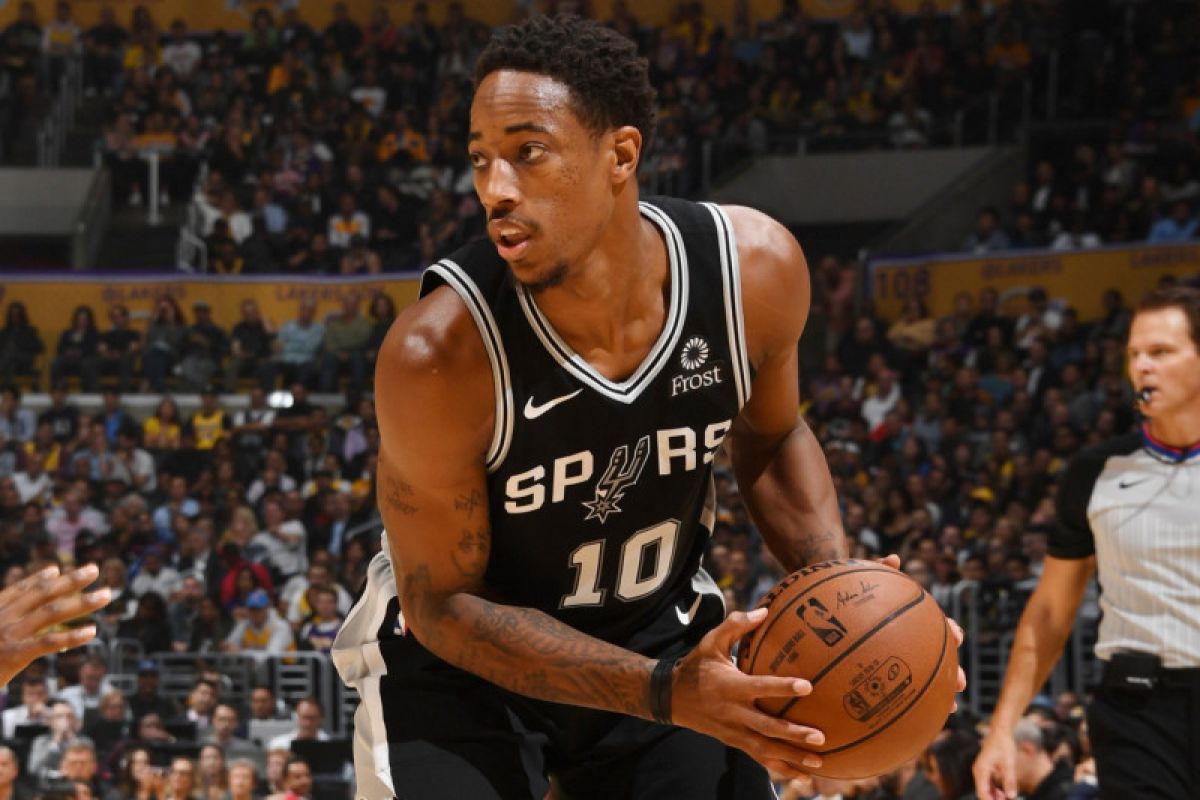 Di area parkir, DeRozan dapat kabar ditukarkan ke Spurs oleh Raptors