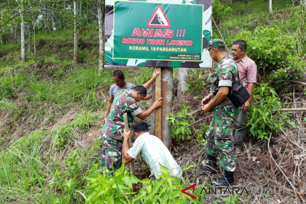 TNI pasang peringatan  bahaya longsor
