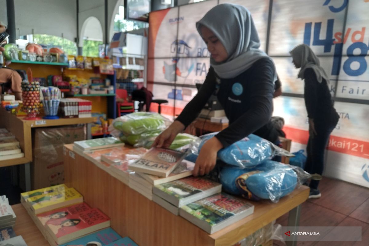 Daop Surabaya Dekatkan Buku Dengan Penumpang KA