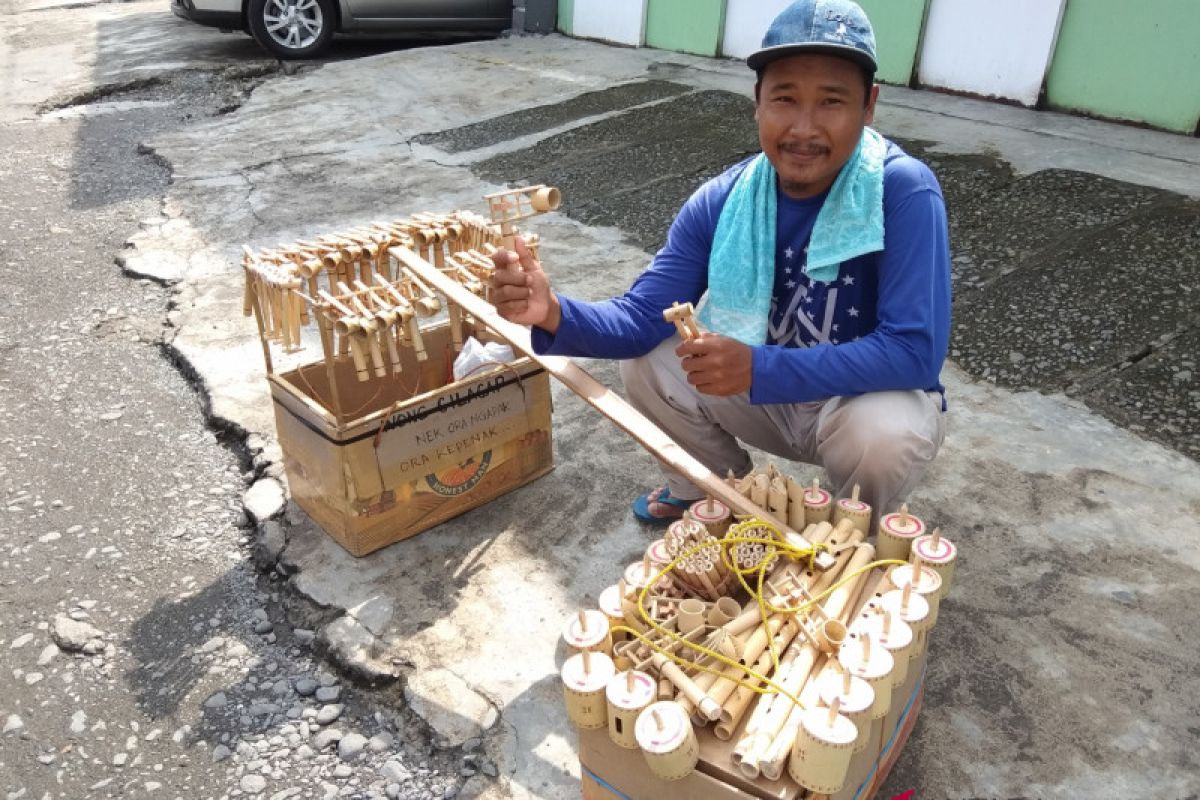 Aneka permainan dari bambu tak hilang oleh zaman