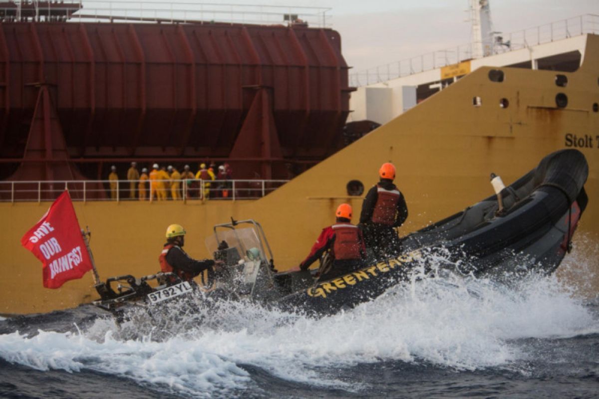 Aktivis Greenpeace ditahan karena naiki kapal pembawa sawit asal Indonesia