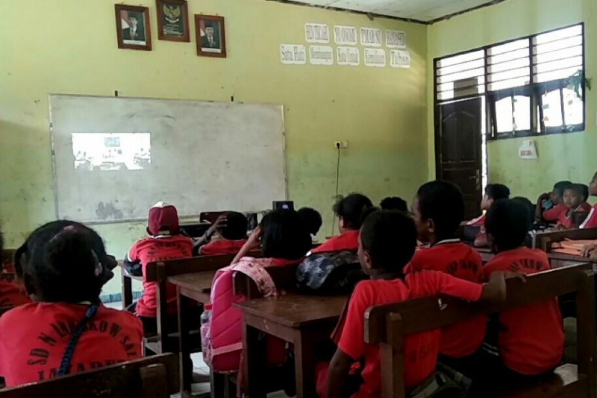 Murid SDN perbatasan antusias nonton film Jembatan Pensil