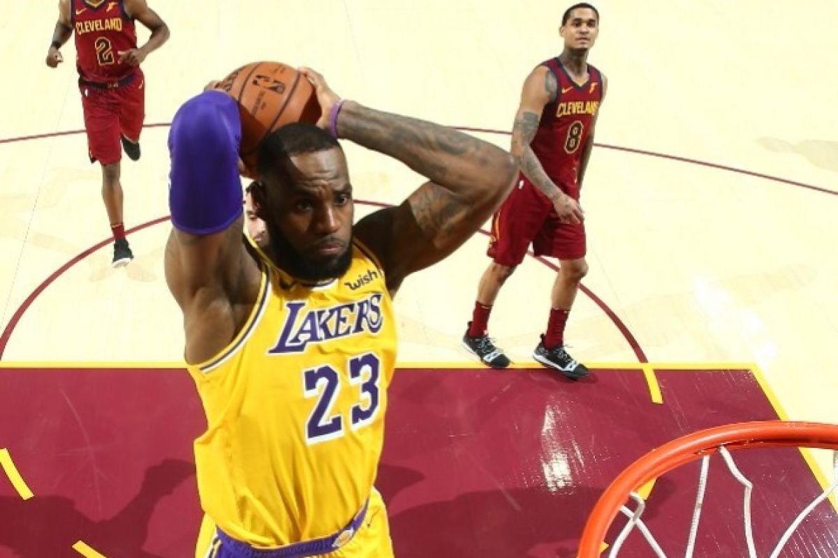 Pulang ke Cleveland, LeBron James bukukan "double-double" demi menangkan Lakers